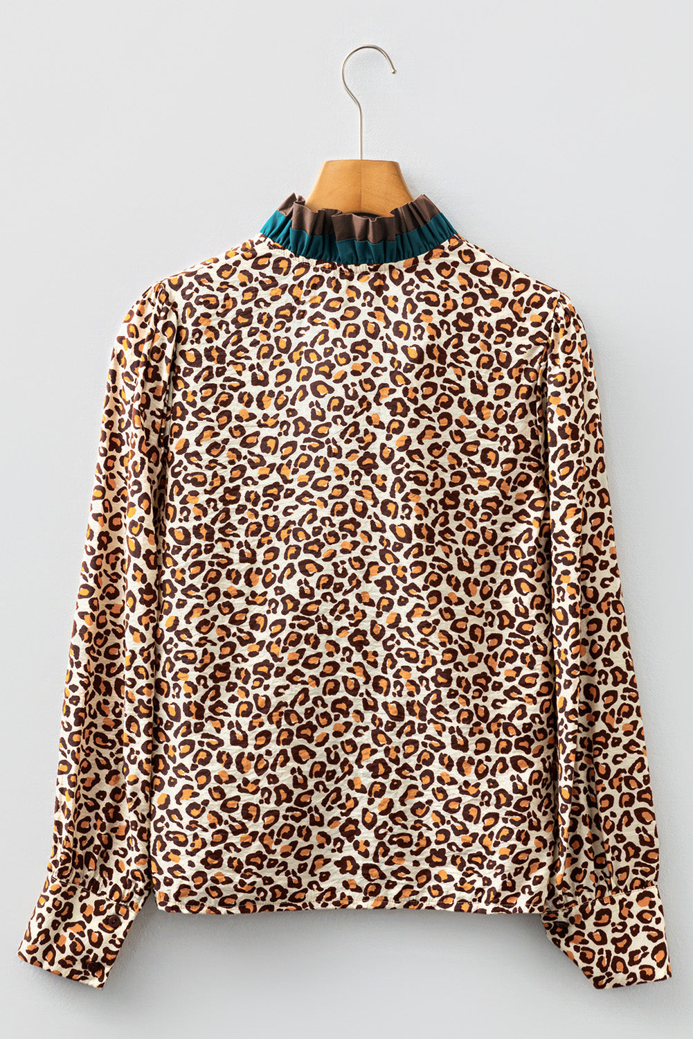 Camisa con cuello de pico, botones, estampado de leopardo marrón en contraste y ribete con volantes