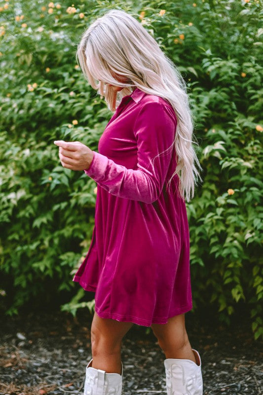 Vestido de terciopelo con botones, manga larga y volantes