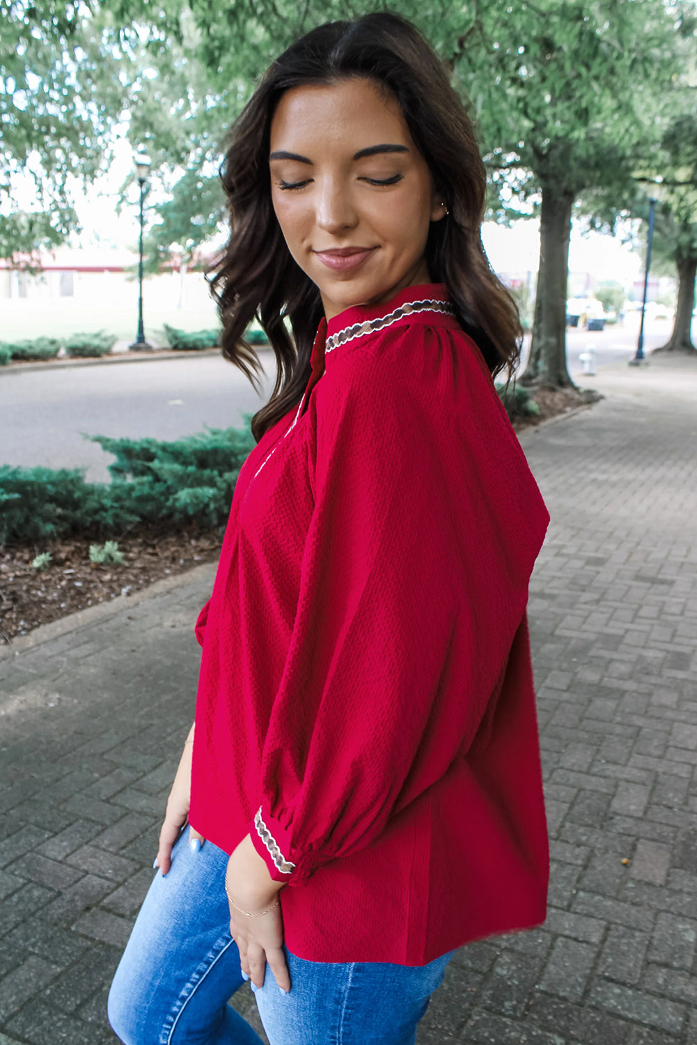 Blusa texturizada con cuello en V y estampado de jacquard de leopardo rojo de carreras