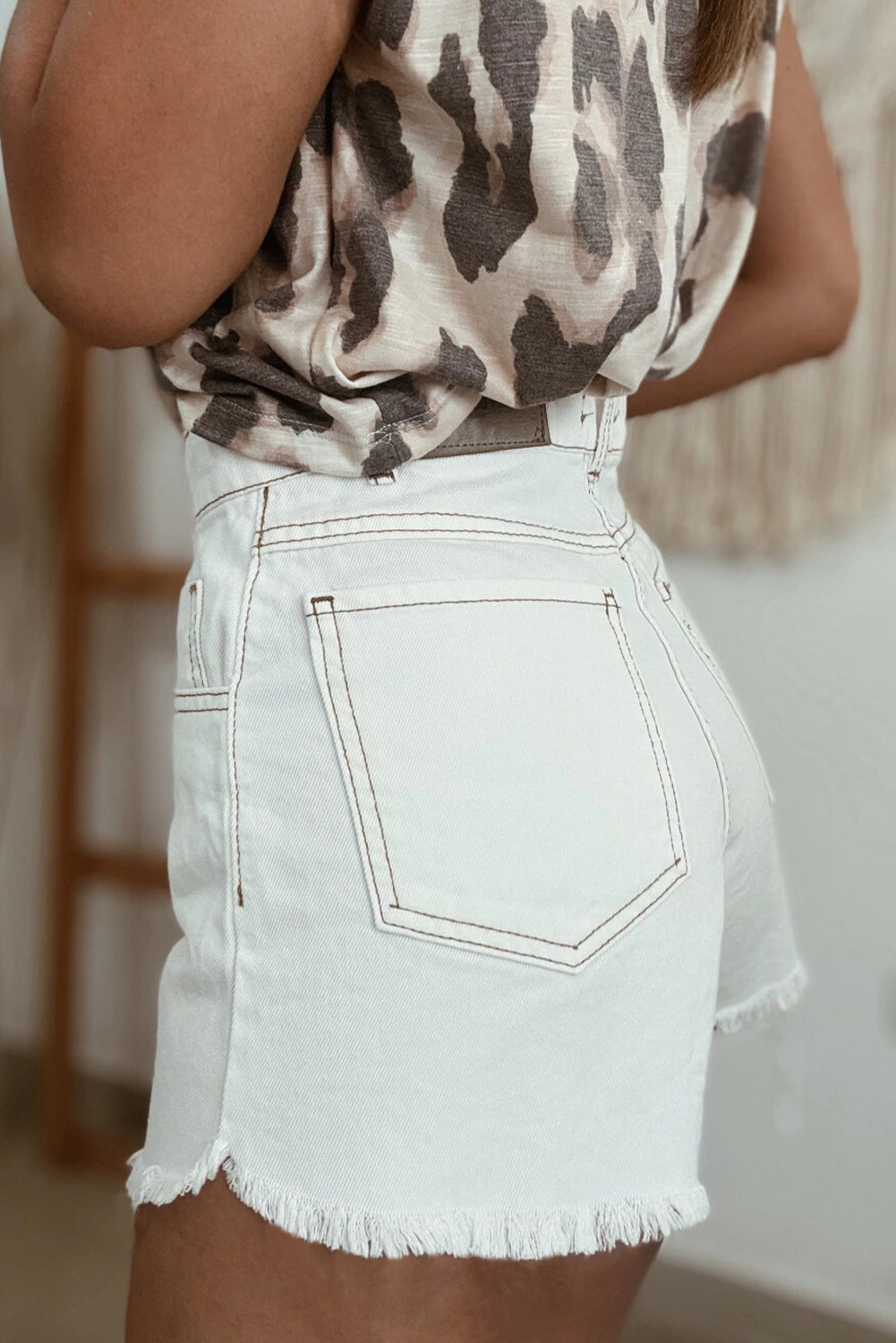 Shorts vaqueros blancos de cintura alta con bajo sin rematar
