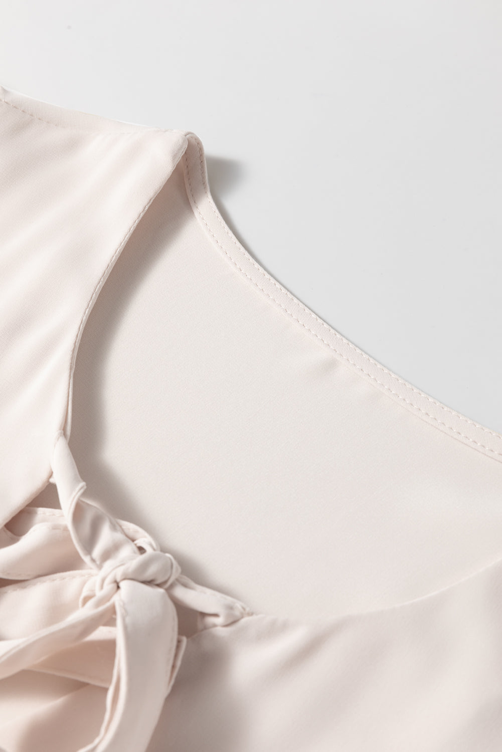 Blusa peplum blanca con lazo y mangas abullonadas