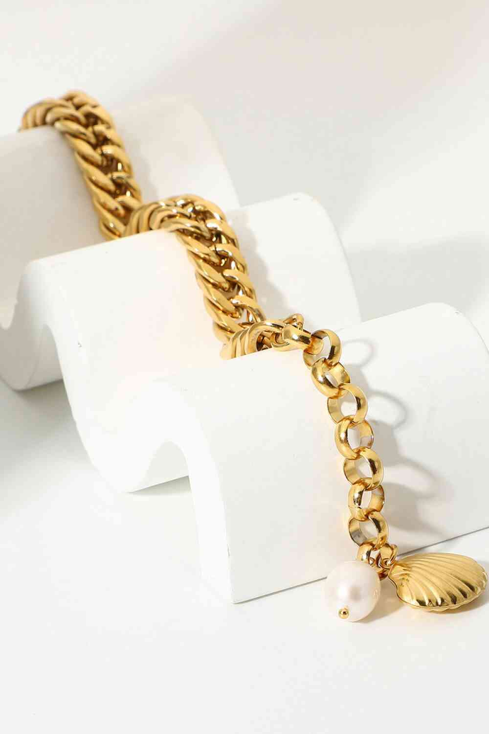 Pulsera de cadena barbada con baño de oro de 18 quilates GlamGold – Elegante detalle de perla. Consulta la tabla de tallas en "más detalles".