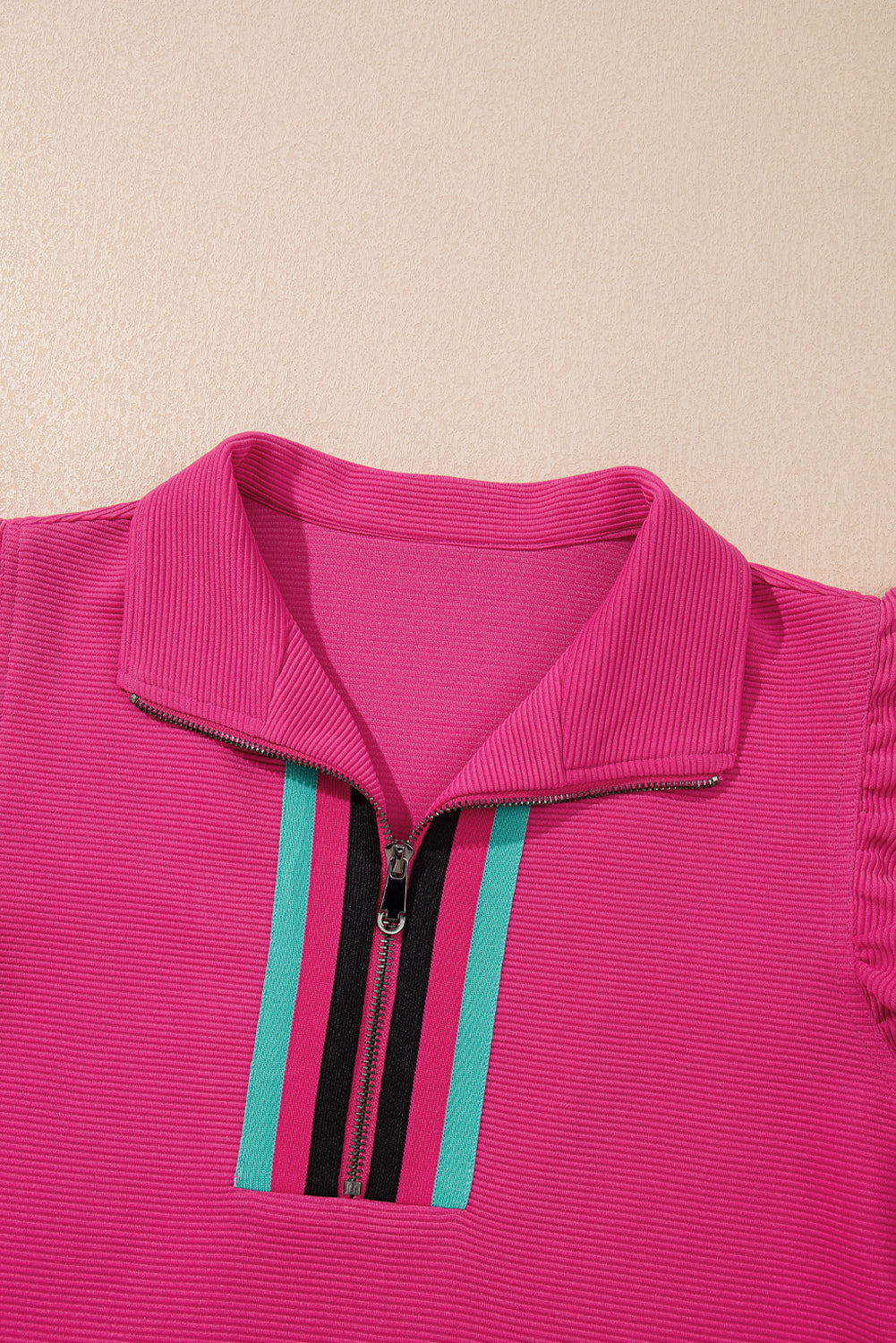 Conjunto de pantalón corto con cremallera, detalle de rayas y mangas con volantes, color rosa fresa