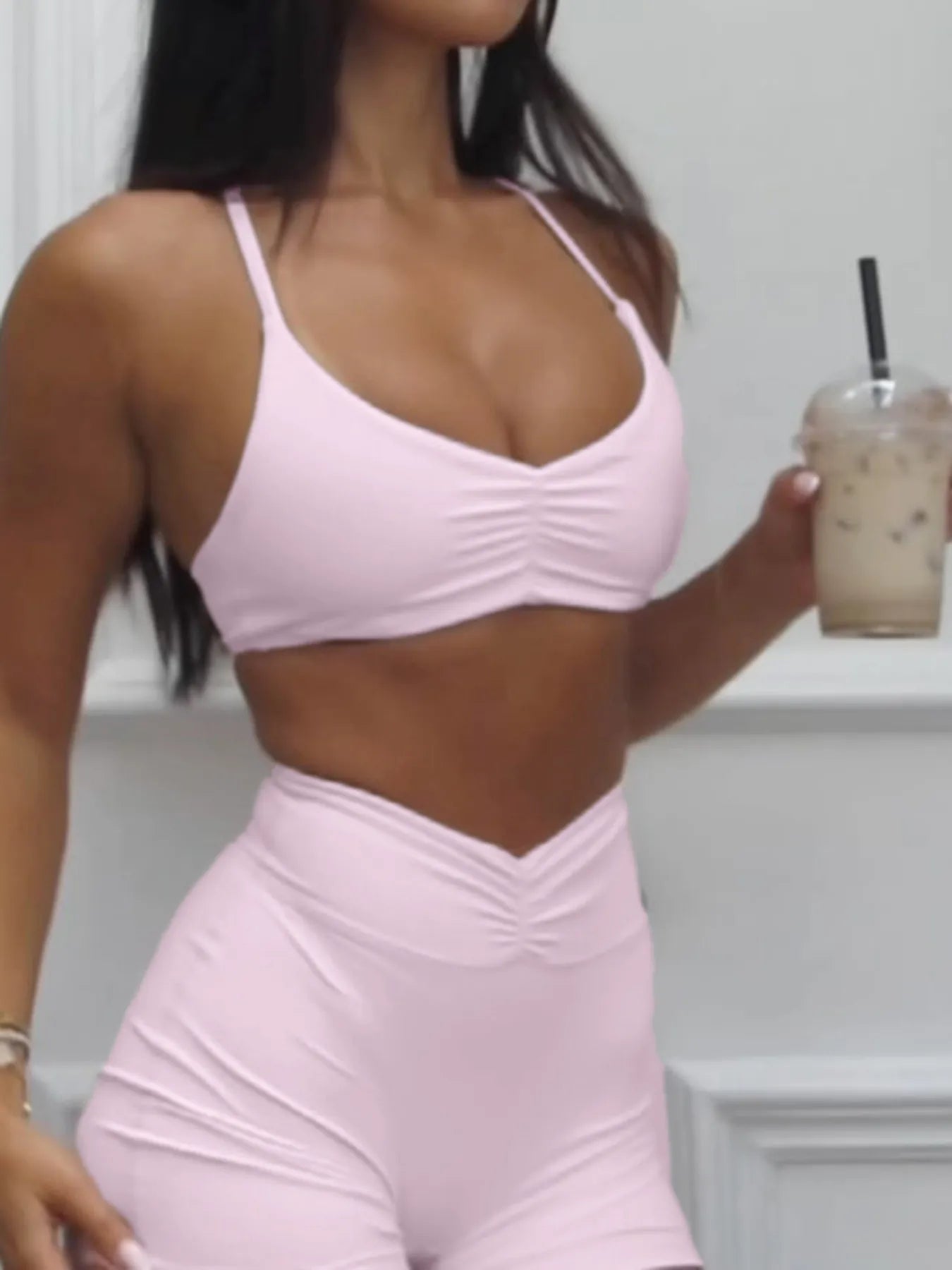 Conjunto deportivo de top ruched y shorts de tiro alto