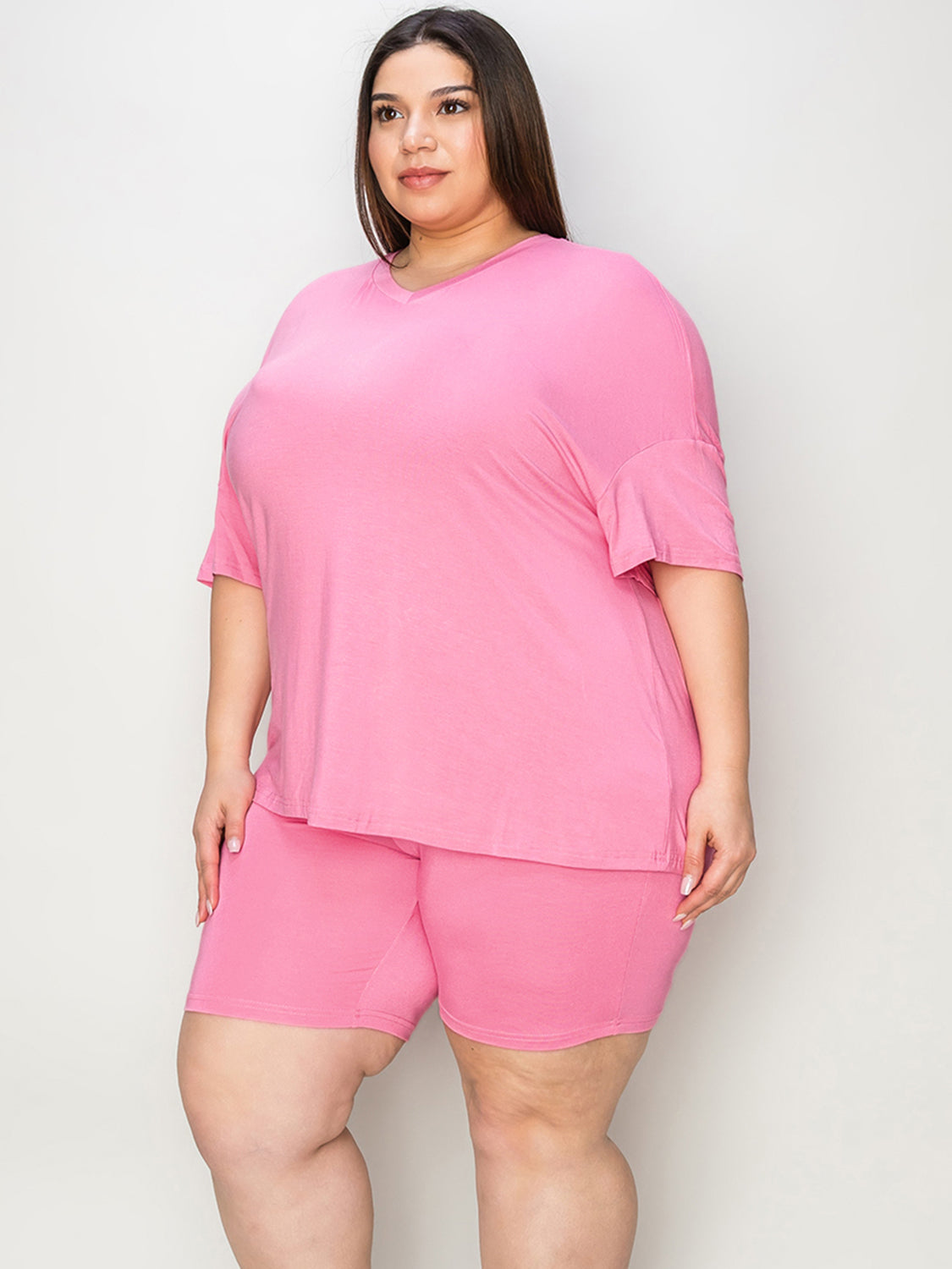 Conjunto de camiseta con cuello en V de talla grande Basic Bae con hombros caídos y pantalones cortos