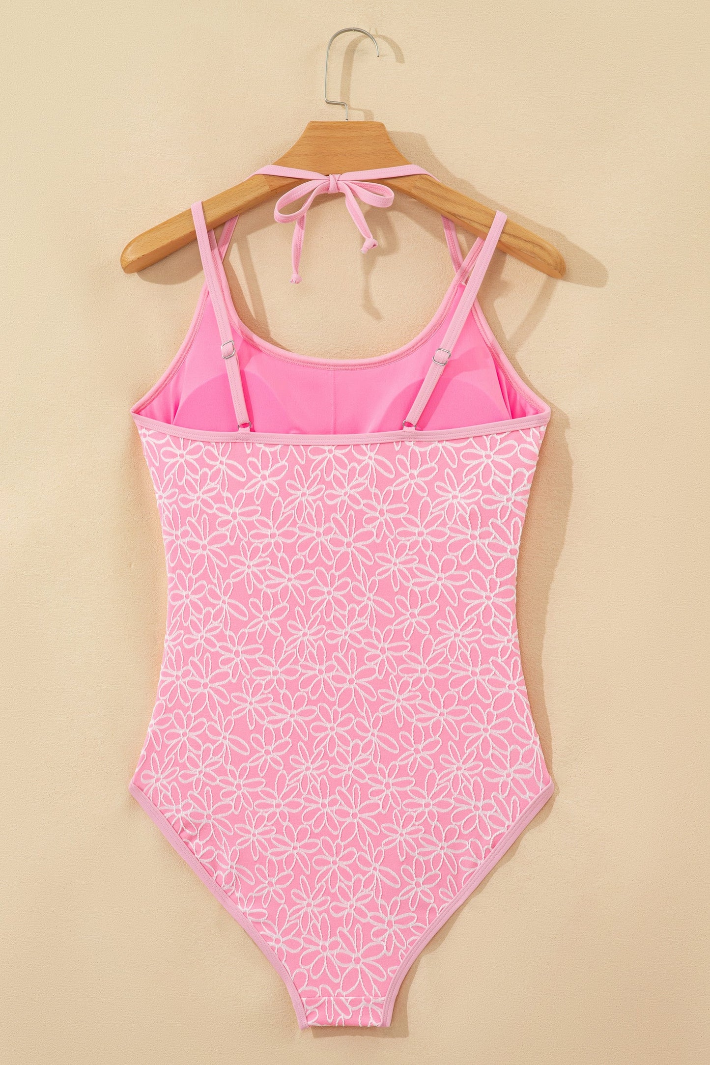 Bañador de una pieza con tirantes finos, cuello halter y textura de flores en relieve rosa
