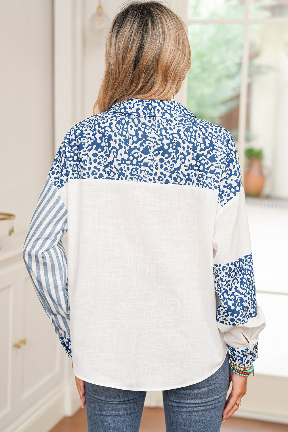 Camisa de botones con estampado de leopardo rosa a rayas y retazos