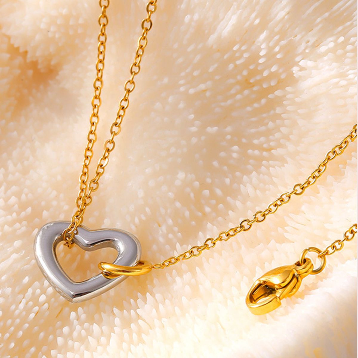 Pulsera de corazón chapada en oro de 18 quilates