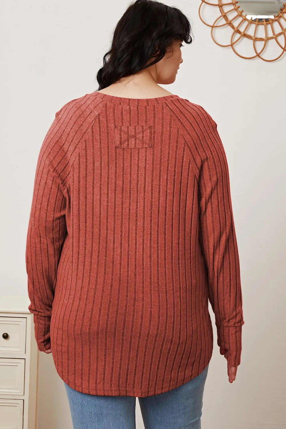 Camiseta básica de canalé con manga de orificio para pulgar y de talla completa para mujer
