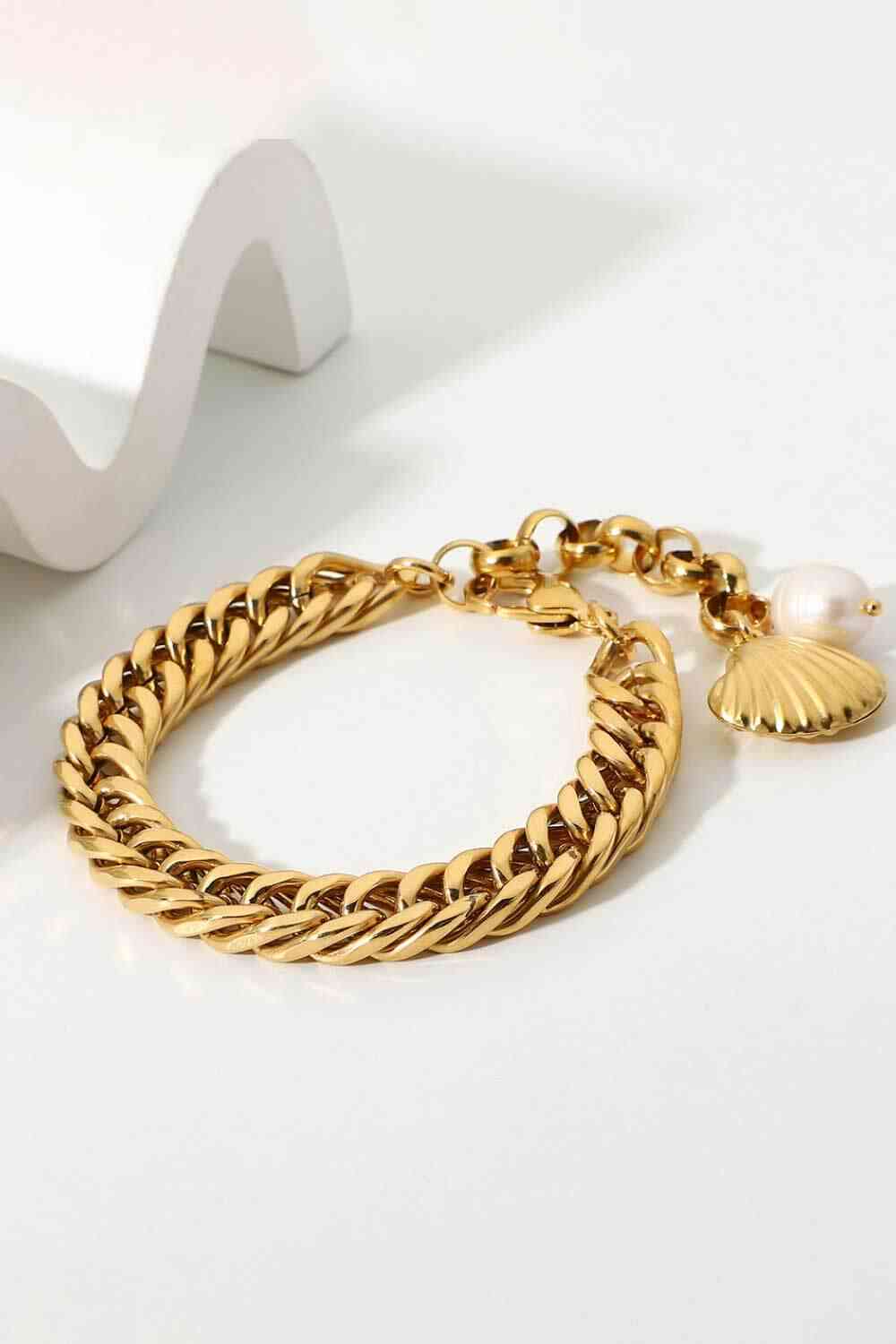Pulsera de cadena barbada con baño de oro de 18 quilates GlamGold – Elegante detalle de perla. Consulta la tabla de tallas en "más detalles".