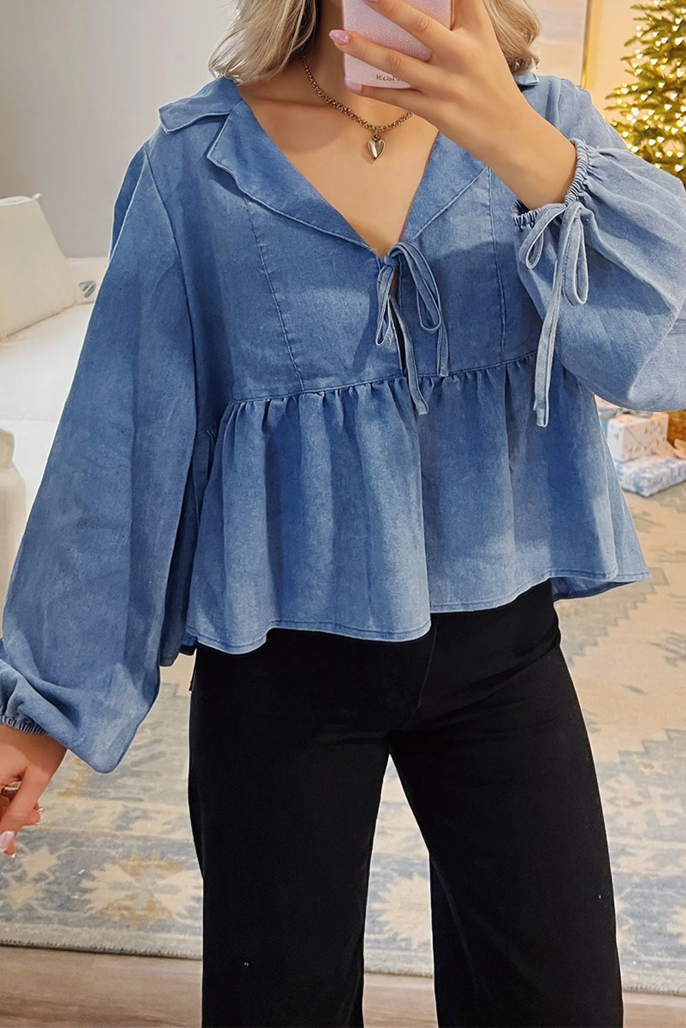 Top péplum atado con manga globo, cuello solapa y denim azul anochecer