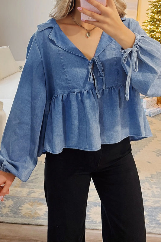 Top péplum atado con manga globo, cuello solapa y denim azul anochecer