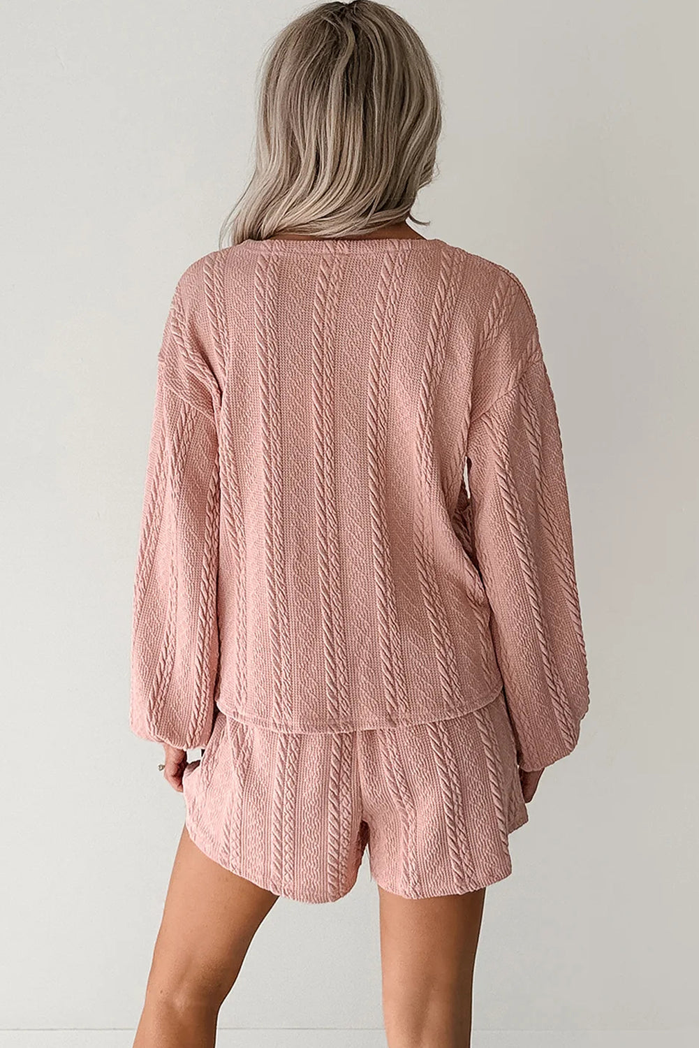 Conjunto de shorts y cárdigan de punto trenzado rosa palo con cuello de pico