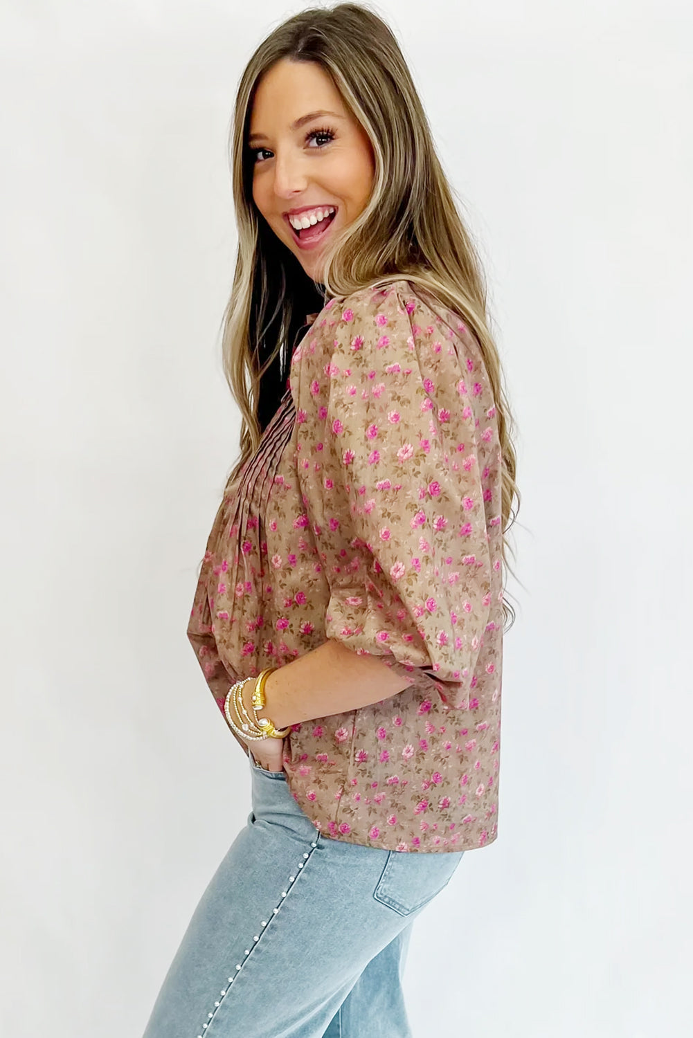 Blusa de color beige francés claro con estampado floral, lazo, pliegues en el busto y media manga abullonada