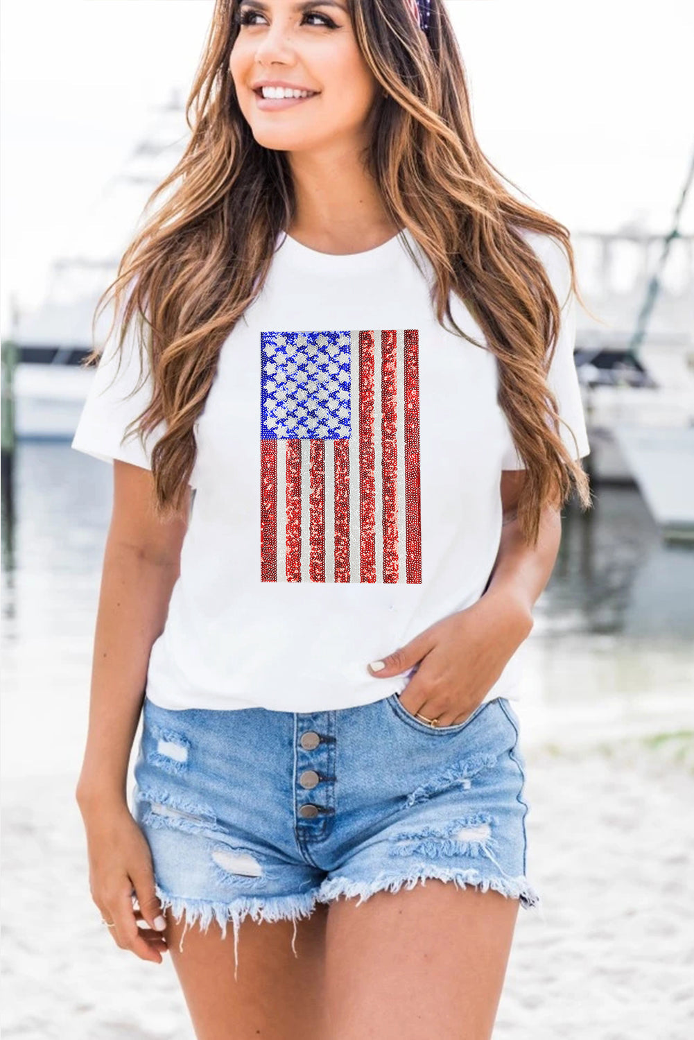 Camiseta de cuello redondo con gráfico de la bandera de EE. UU. brillante blanco