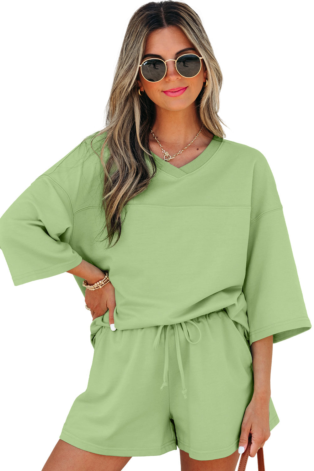 Conjunto de camiseta y shorts verde Meadow Mist de manga corta y cuello de pico suelto