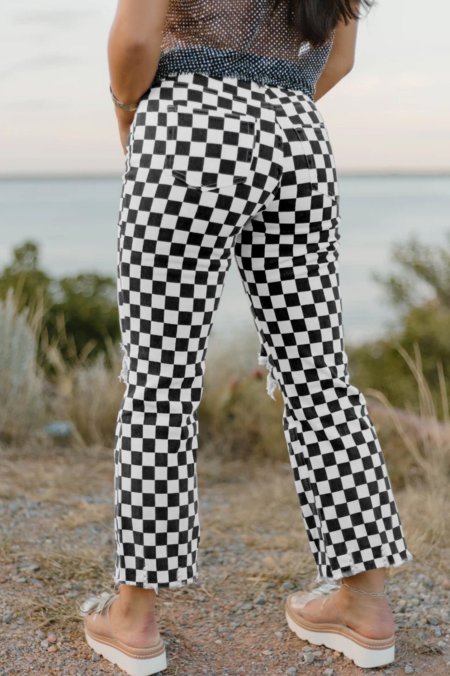Vaqueros crop con estampado a cuadros negros, rotos y bajo deshilachado