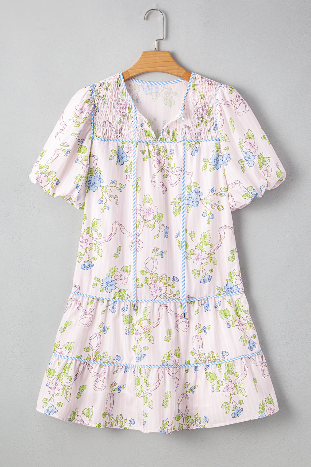 Minivestido con estampado floral a rayas rosado con ribete en contraste y cuello con aberturas y lazo