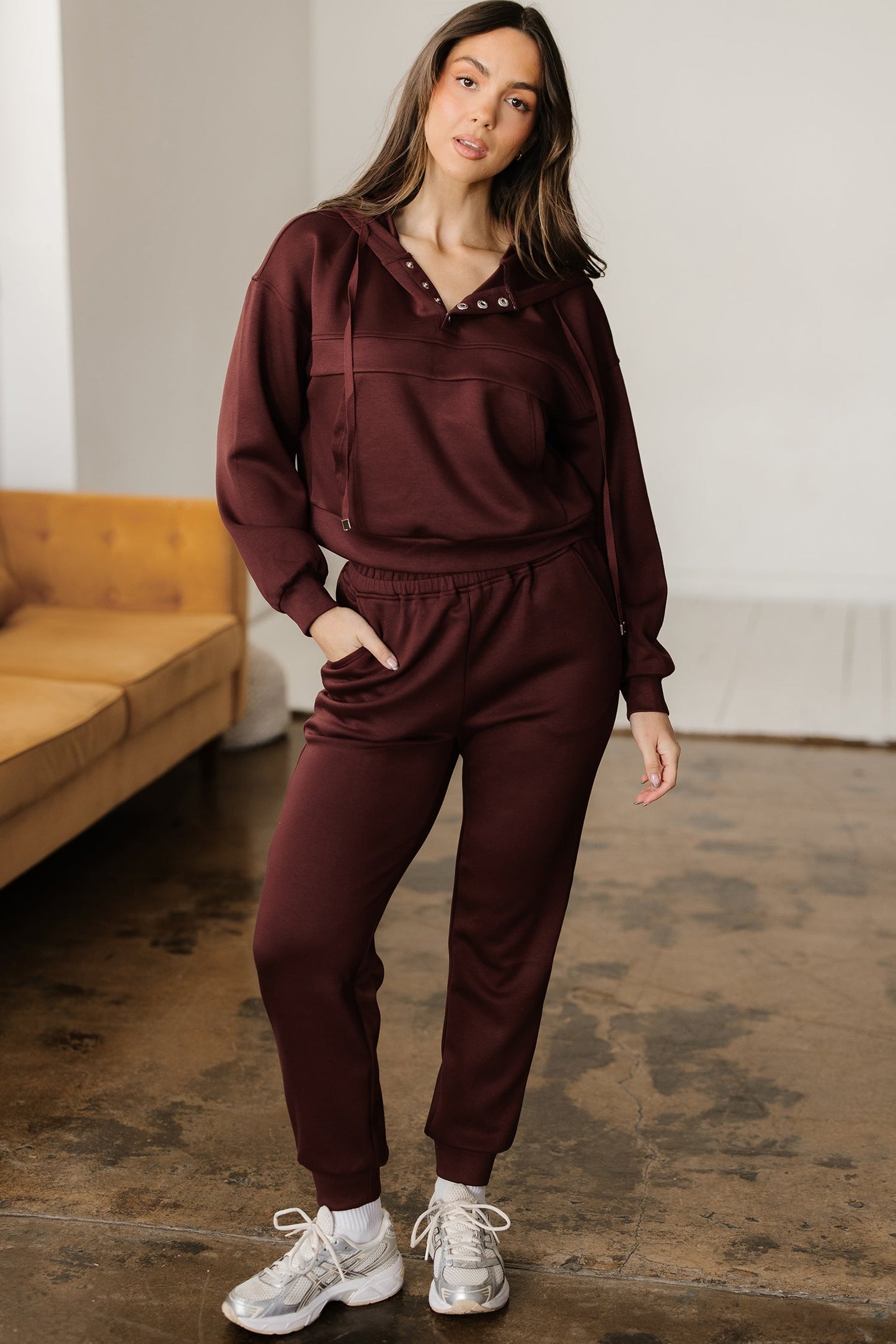Conjunto de 2 piezas de Sudadera Corta con Capucha, Cordón, Botones y Jogger color café de achicoria