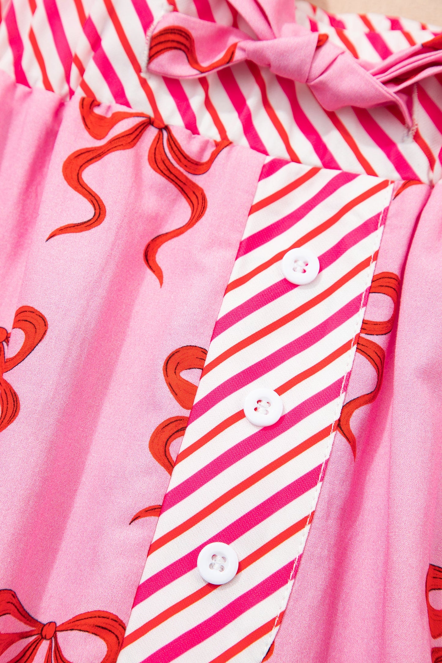 Pantalón Corto Suelto con Estampado de Lazo Rosa, Retazos Rayados, Cintura Elástica y Ribete de Encaje