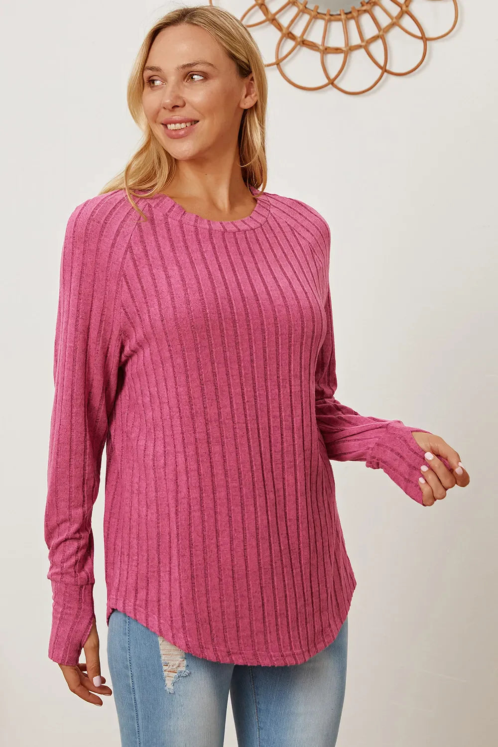 Camiseta básica de canalé con manga de orificio para pulgar y de talla completa para mujer