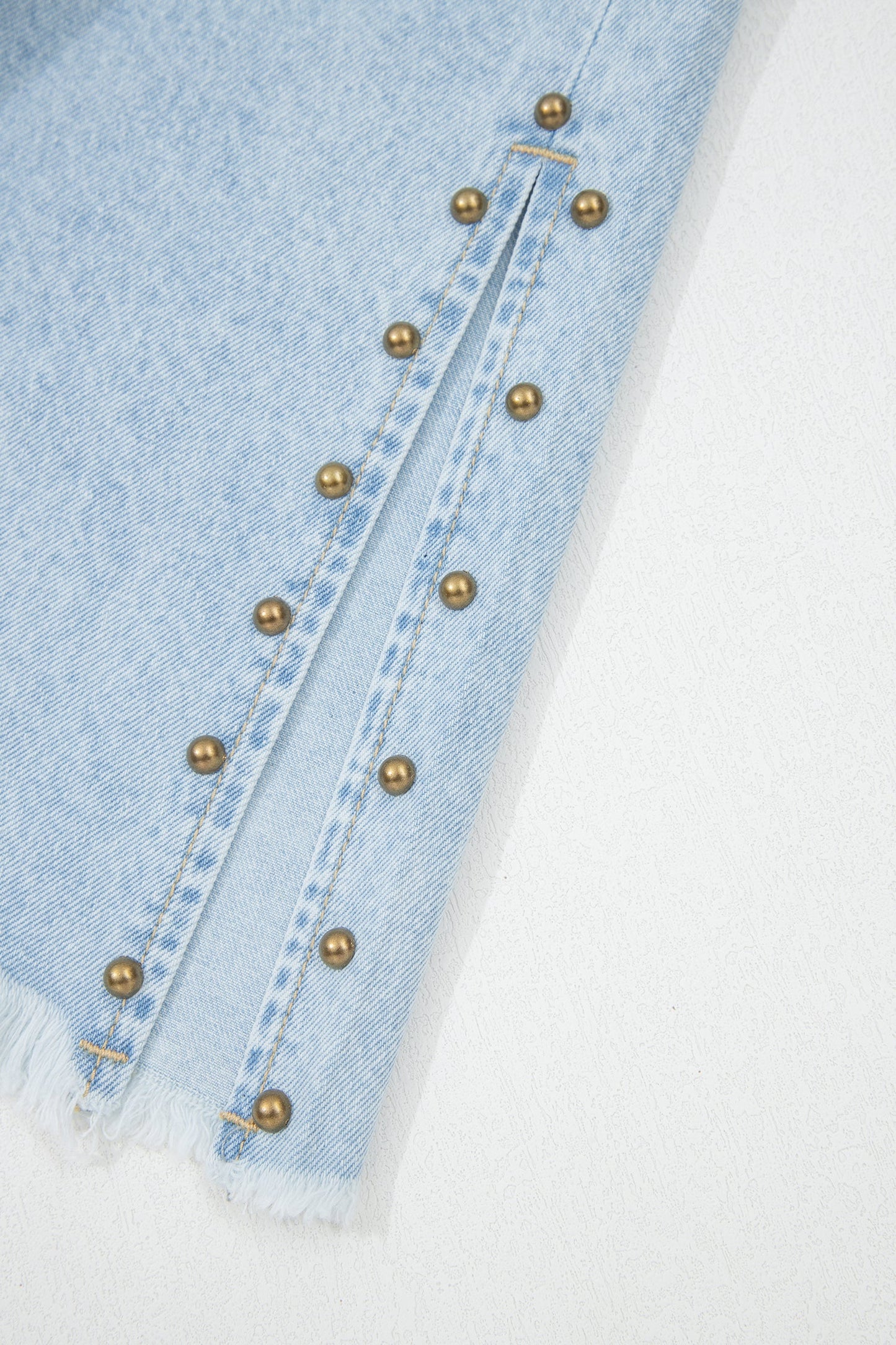 Jeans anchos Beau Blue con aberturas laterales, detalles de tachuelas y bajos deshilachados