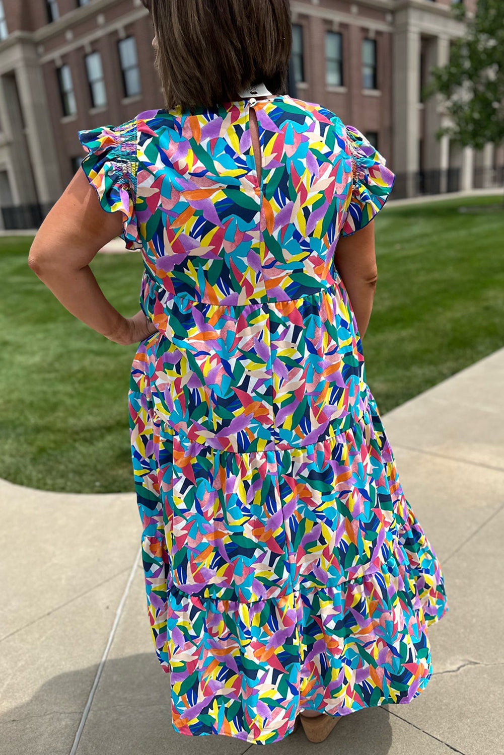 Vestido largo escalonado de talla grande con estampado abstracto azul y manga con volantes