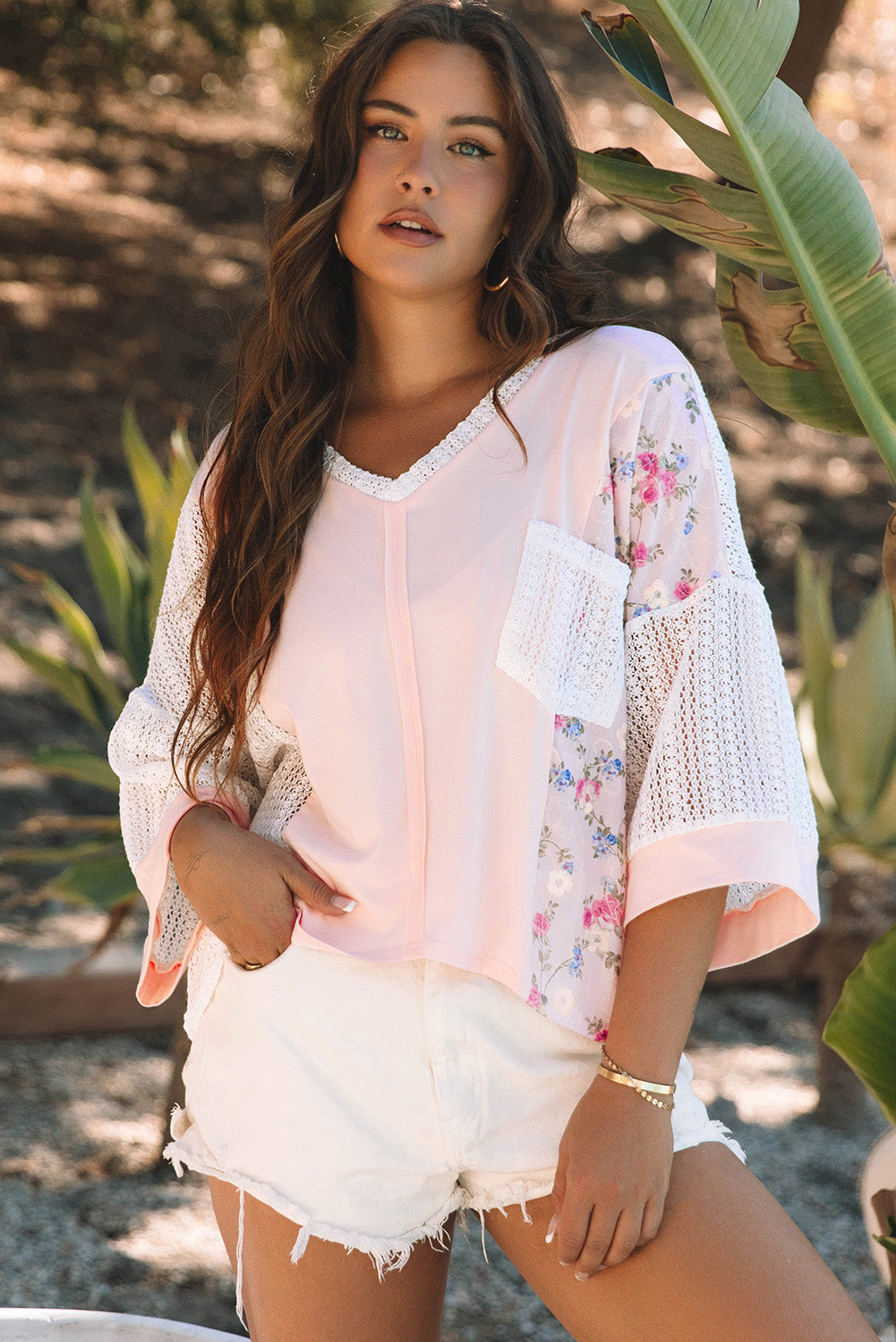 Blusa Delicacy de encaje floral y croché con mangas murciélago