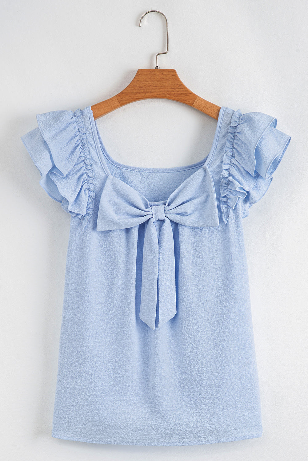 Blusa Beau Blue con mangas mariposa con volantes y nudo de lazo texturizado