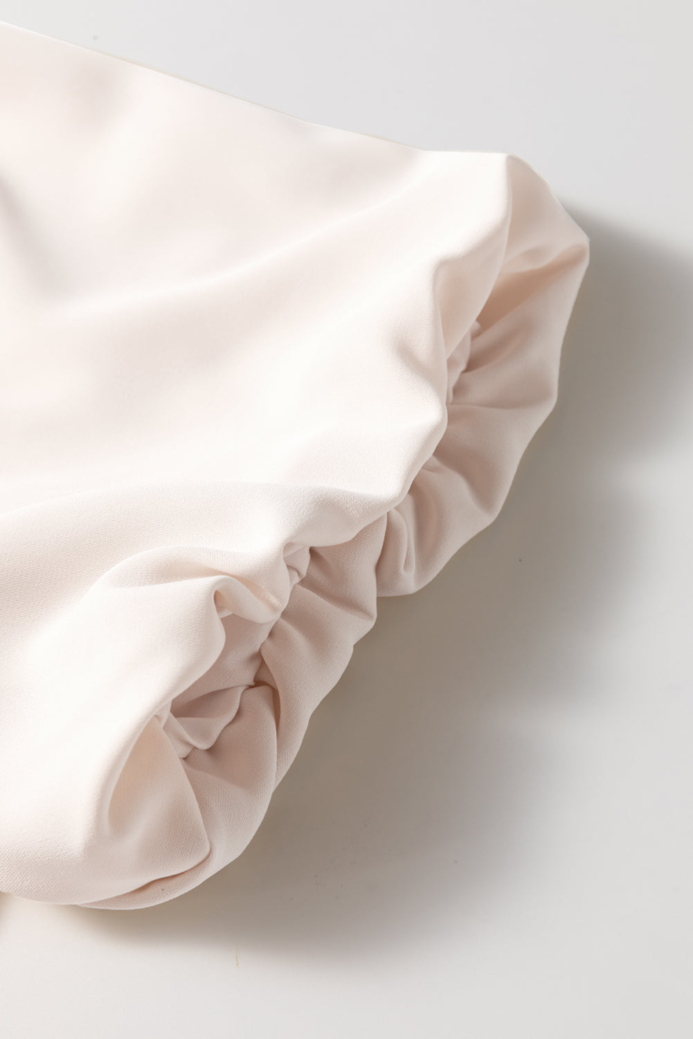 Blusa peplum blanca con lazo y mangas abullonadas