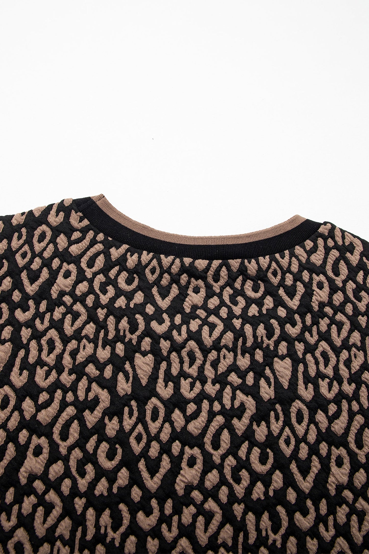 Top de manga abullonada con estampado de leopardo, ribete en contraste y cuello redondo