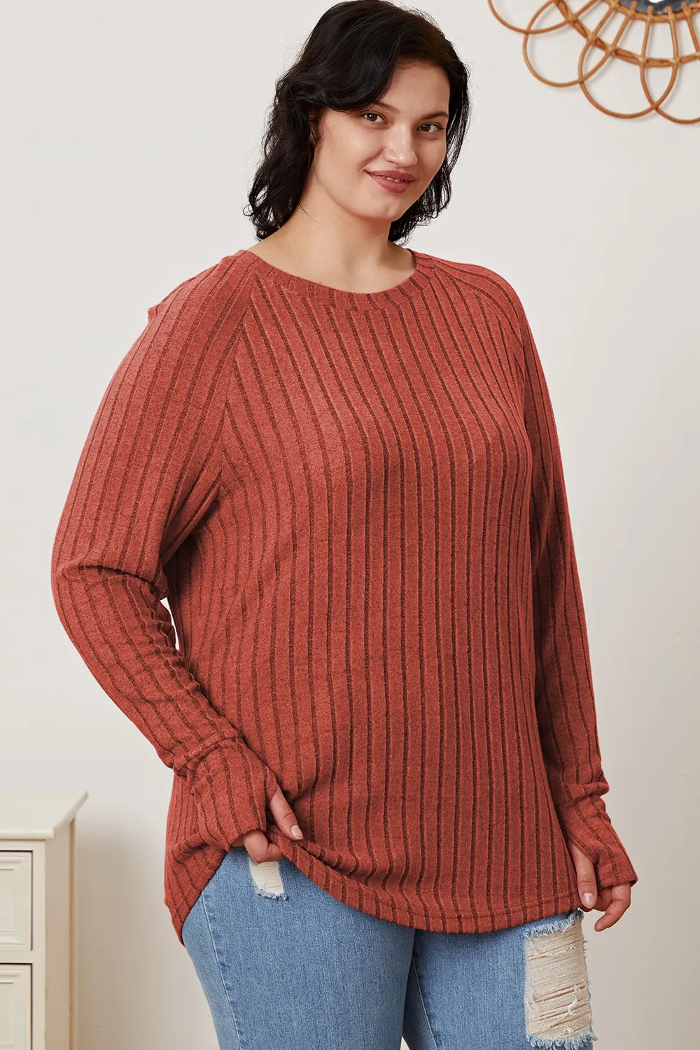 Camiseta básica de canalé con manga de orificio para pulgar y de talla completa para mujer