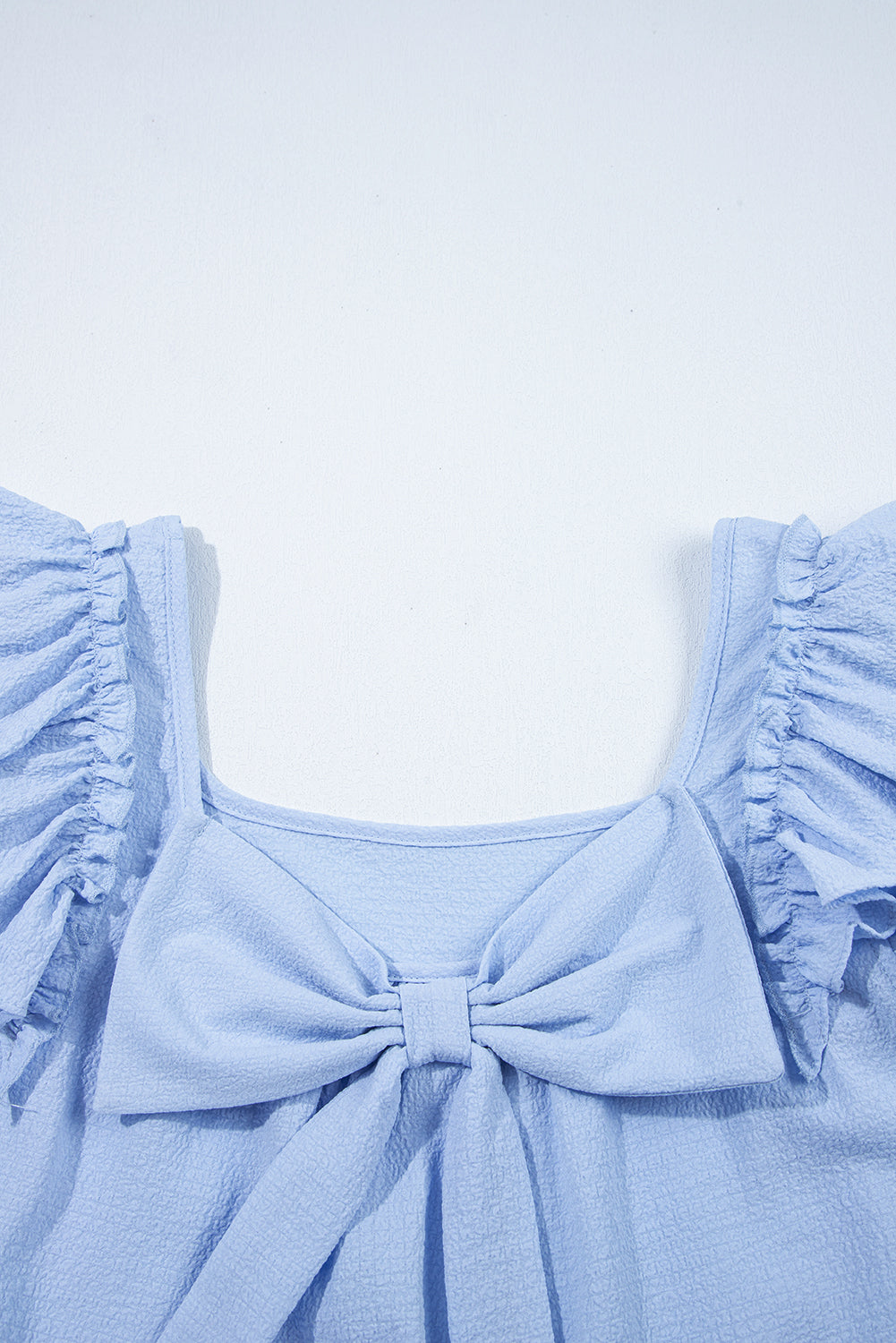 Blusa Beau Blue con mangas mariposa con volantes y nudo de lazo texturizado