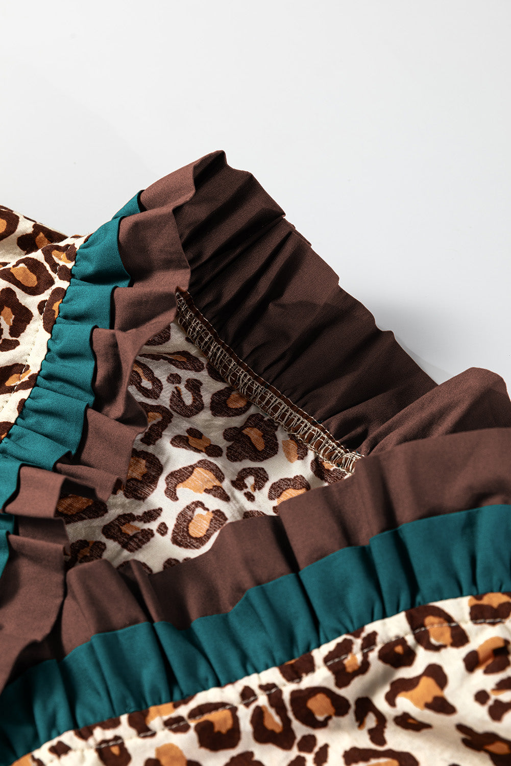 Camisa con cuello de pico, botones, estampado de leopardo marrón en contraste y ribete con volantes