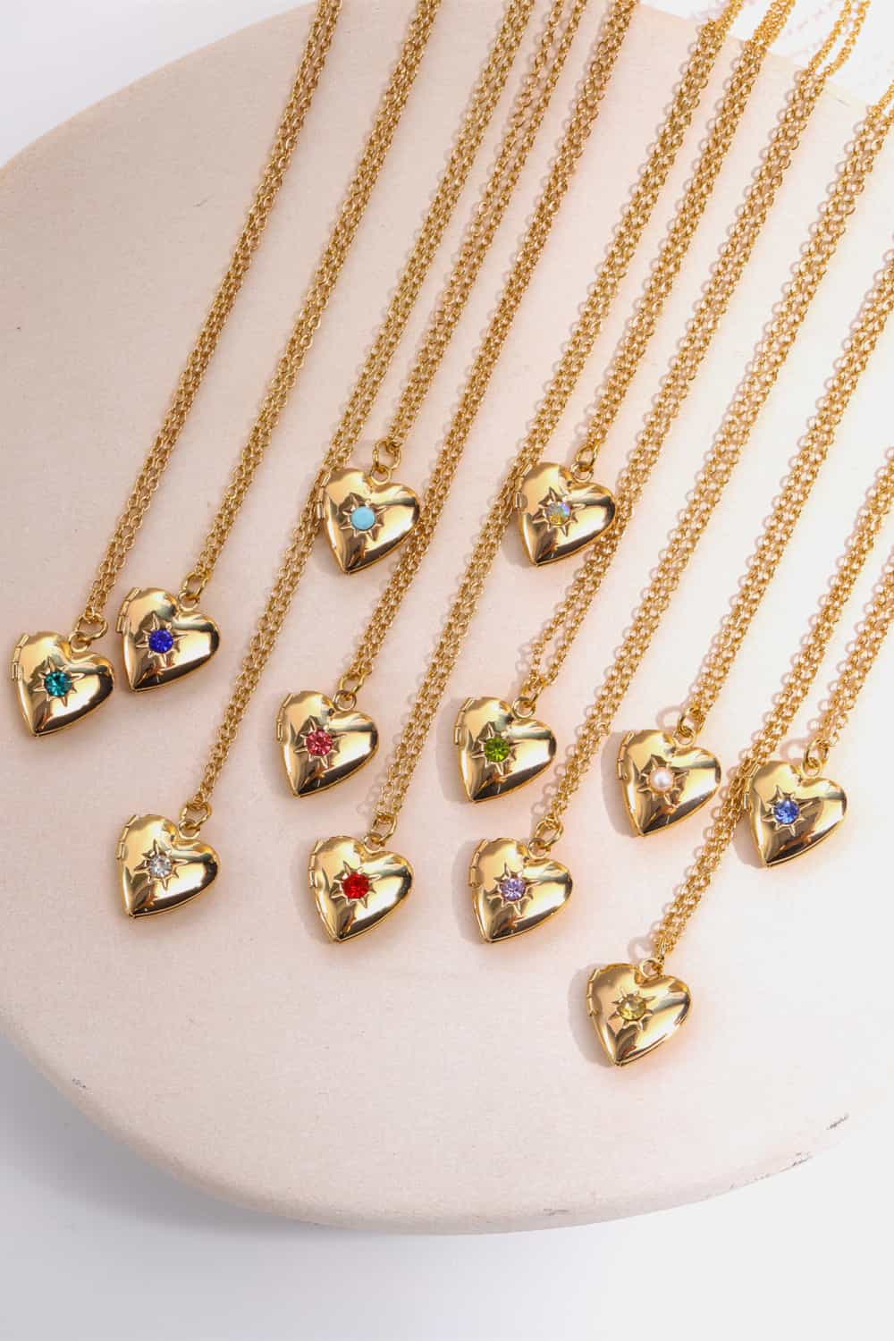 Collar con colgante de circonita en forma de corazón y chapado en oro de 14 quilates