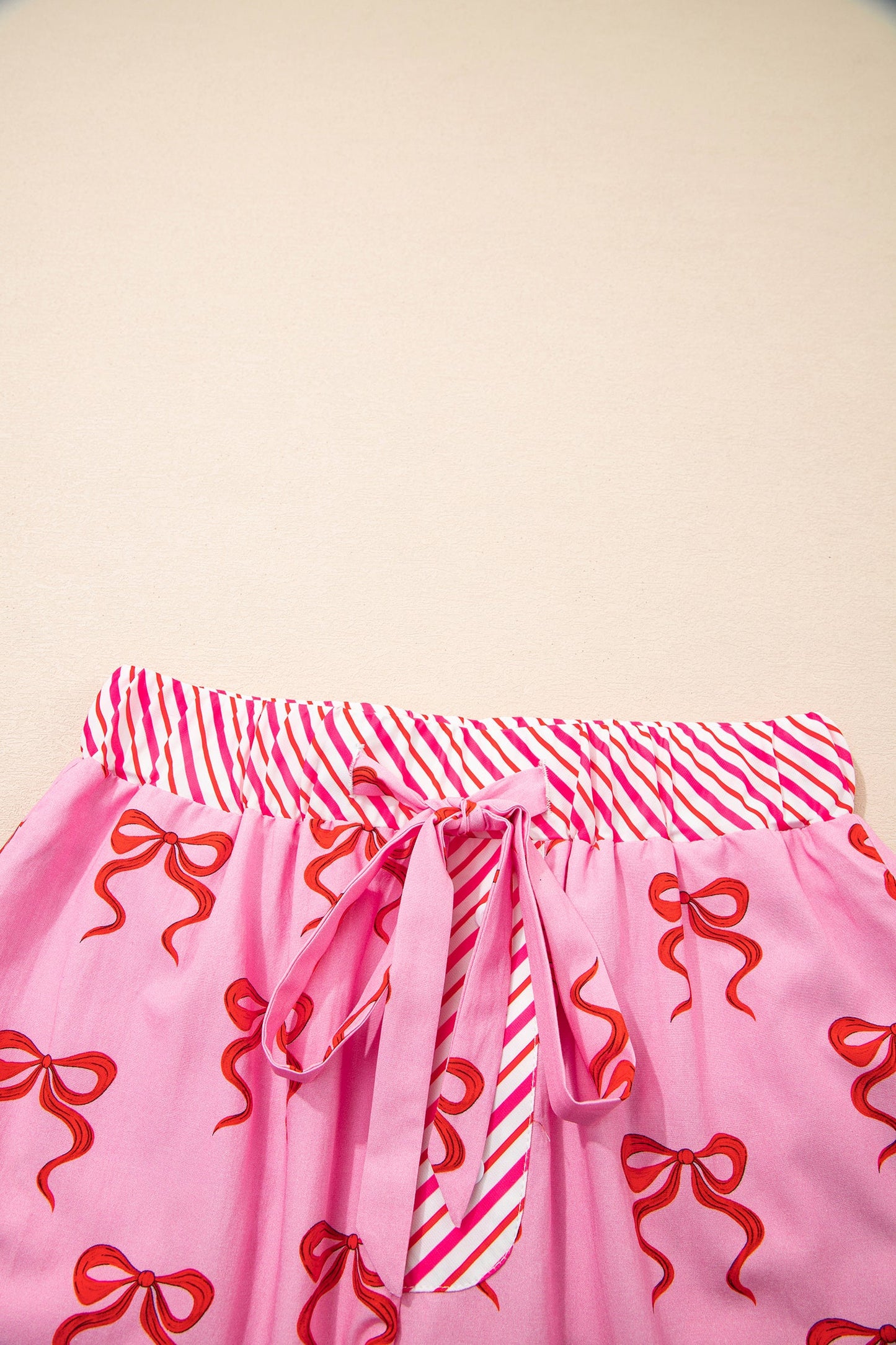 Pantalón Corto Suelto con Estampado de Lazo Rosa, Retazos Rayados, Cintura Elástica y Ribete de Encaje