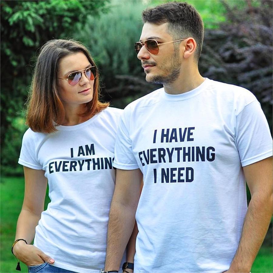 Parejas con camisetas de manga corta