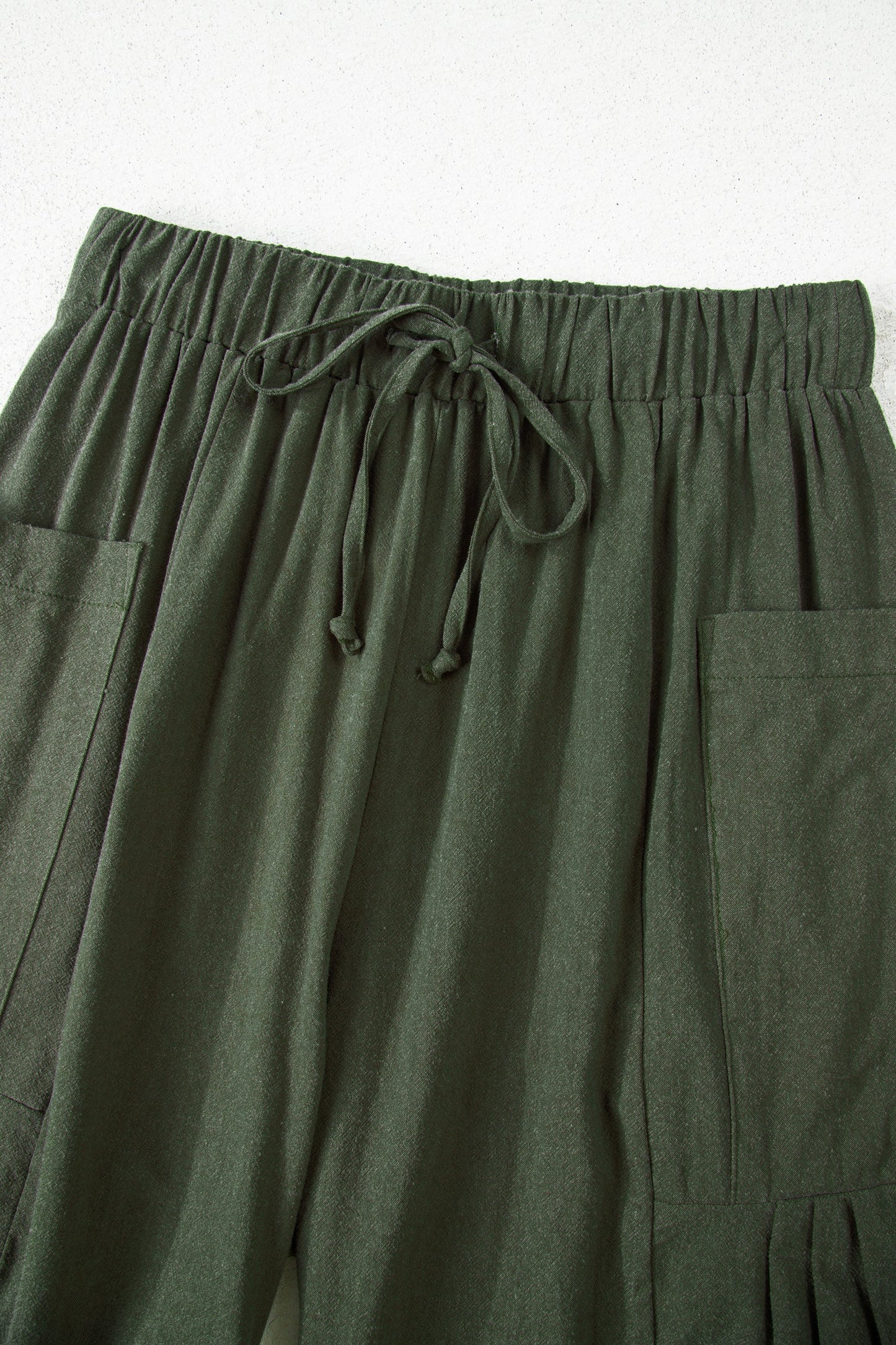 Pantalones casuales de pierna ancha con cintura elástica con cordón y bolsillos de parche en verde selva