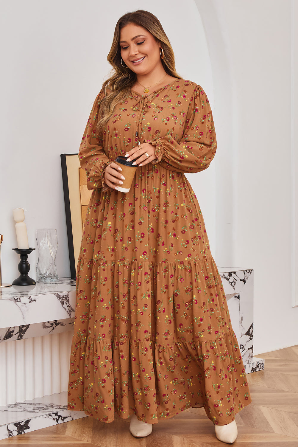 Vestido largo maxi con estampado floral de talla grande en color marrón con cuello de pico, mangas con volantes y diseño a capas
