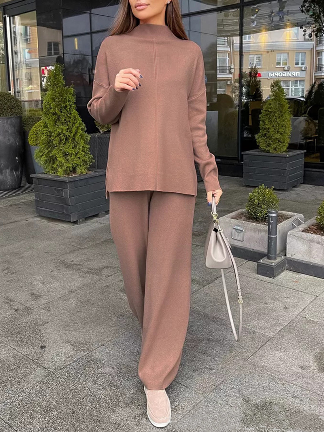 Conjunto de suéter de top de cuello simulado con aberturas y pantalón