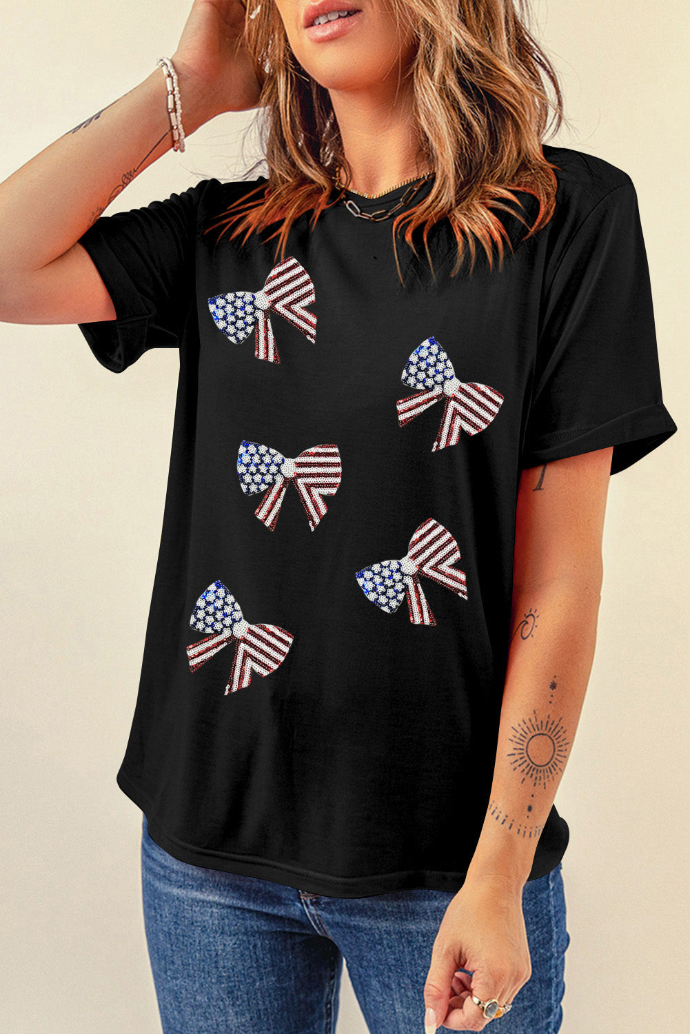 Camiseta de manga enrollada con lazo y lentejuelas negras en la bandera