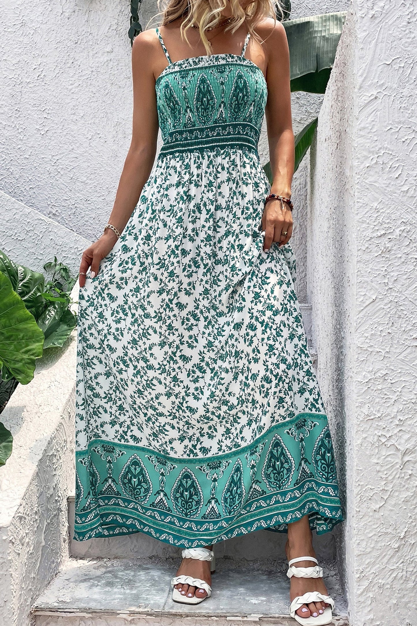 Vestido largo camisero fruncido con estampado floral bohemio verde