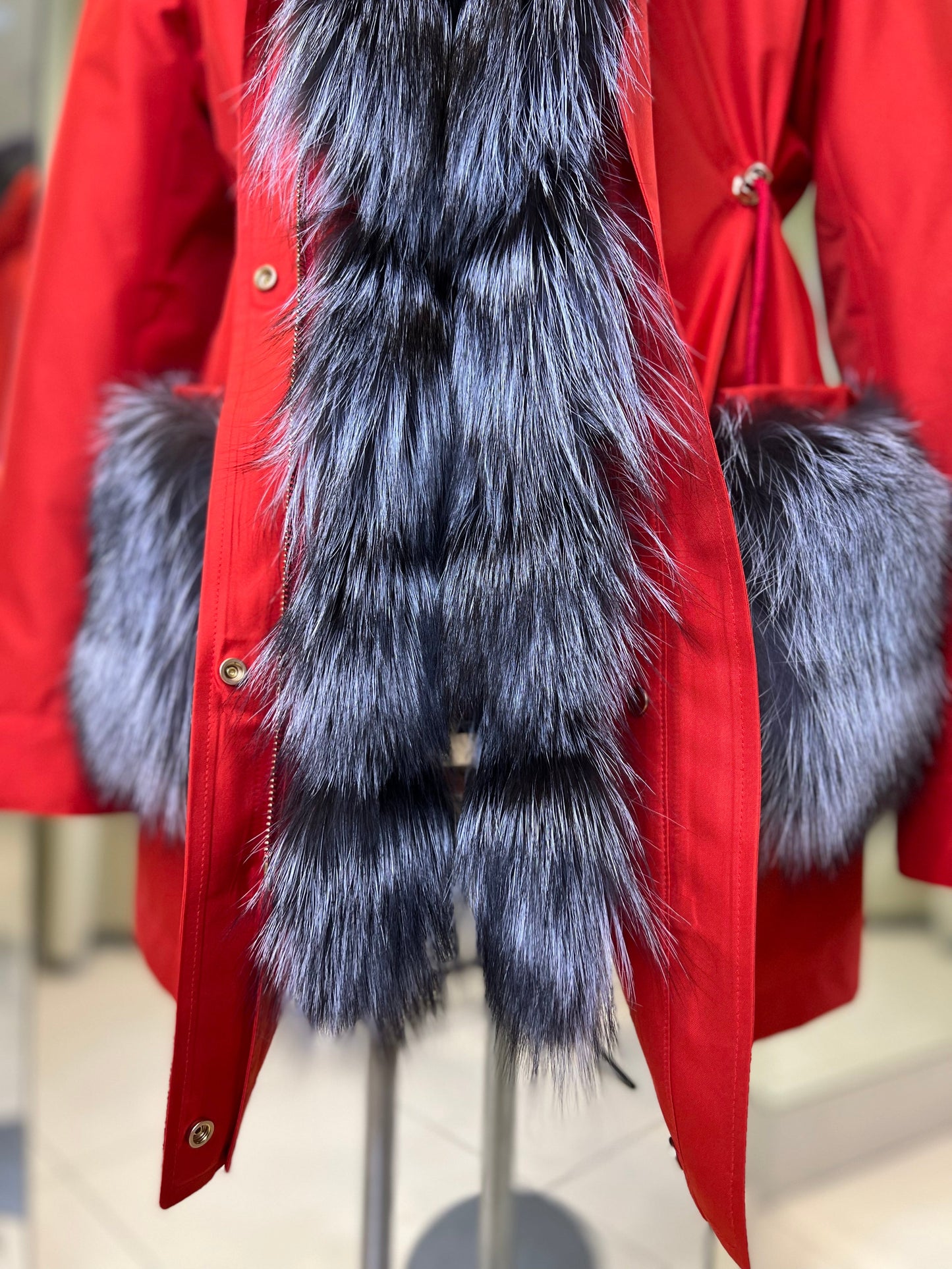 Parka Roma de piel auténtica de zorro plateado y conejo con aislamiento en color rojo