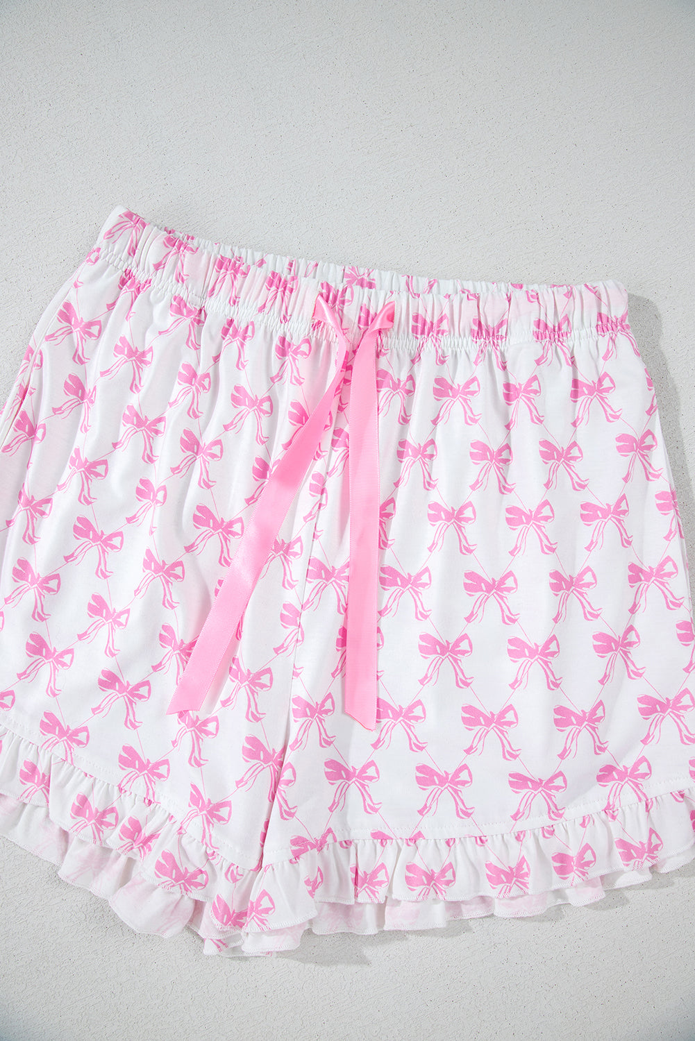 Conjunto de pijama de camisa con estampado de lazo rosa y shorts con dobladillo con volantes
