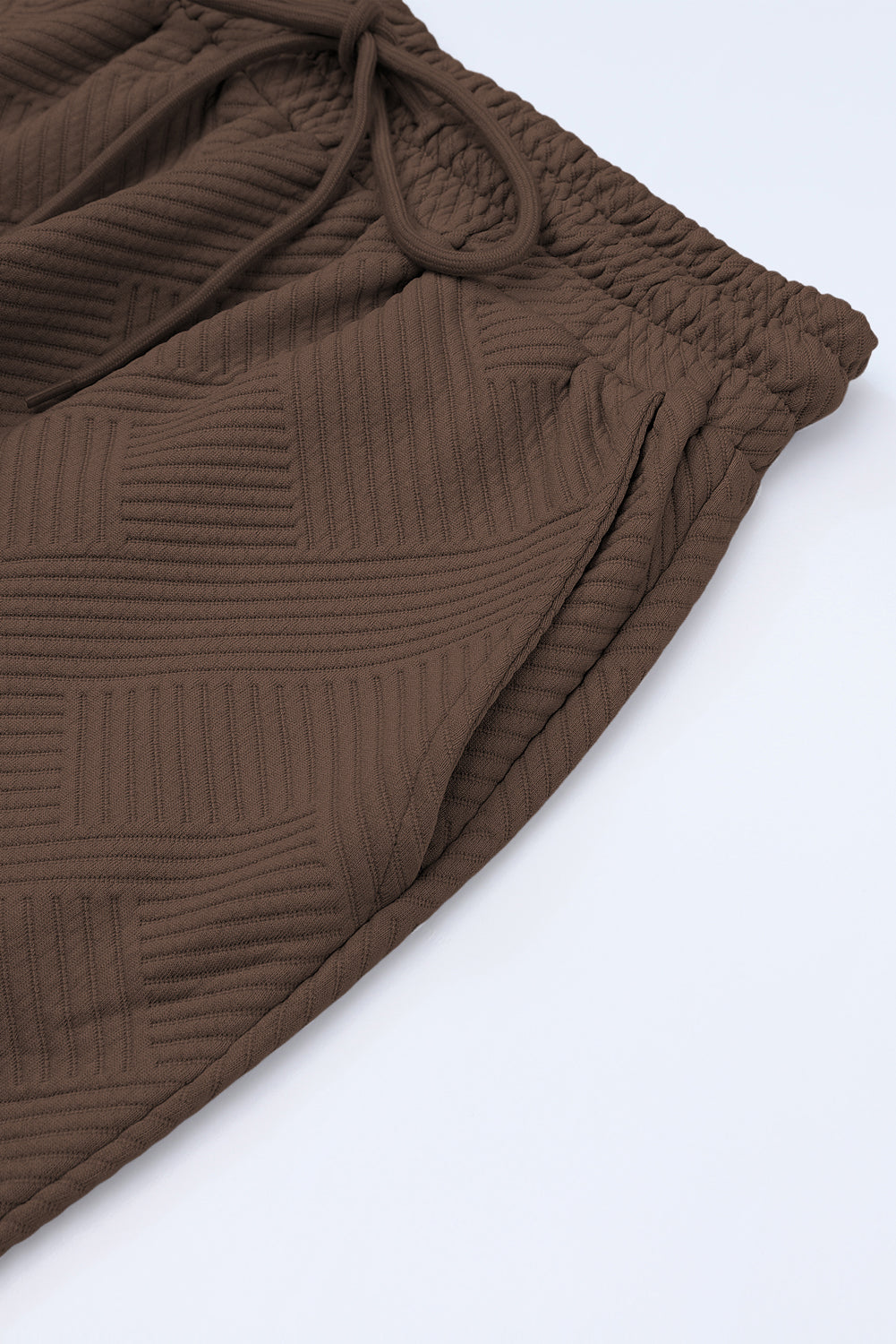 Conjunto de camiseta holgada texturizada y pantalones con cordón ajustables, color café