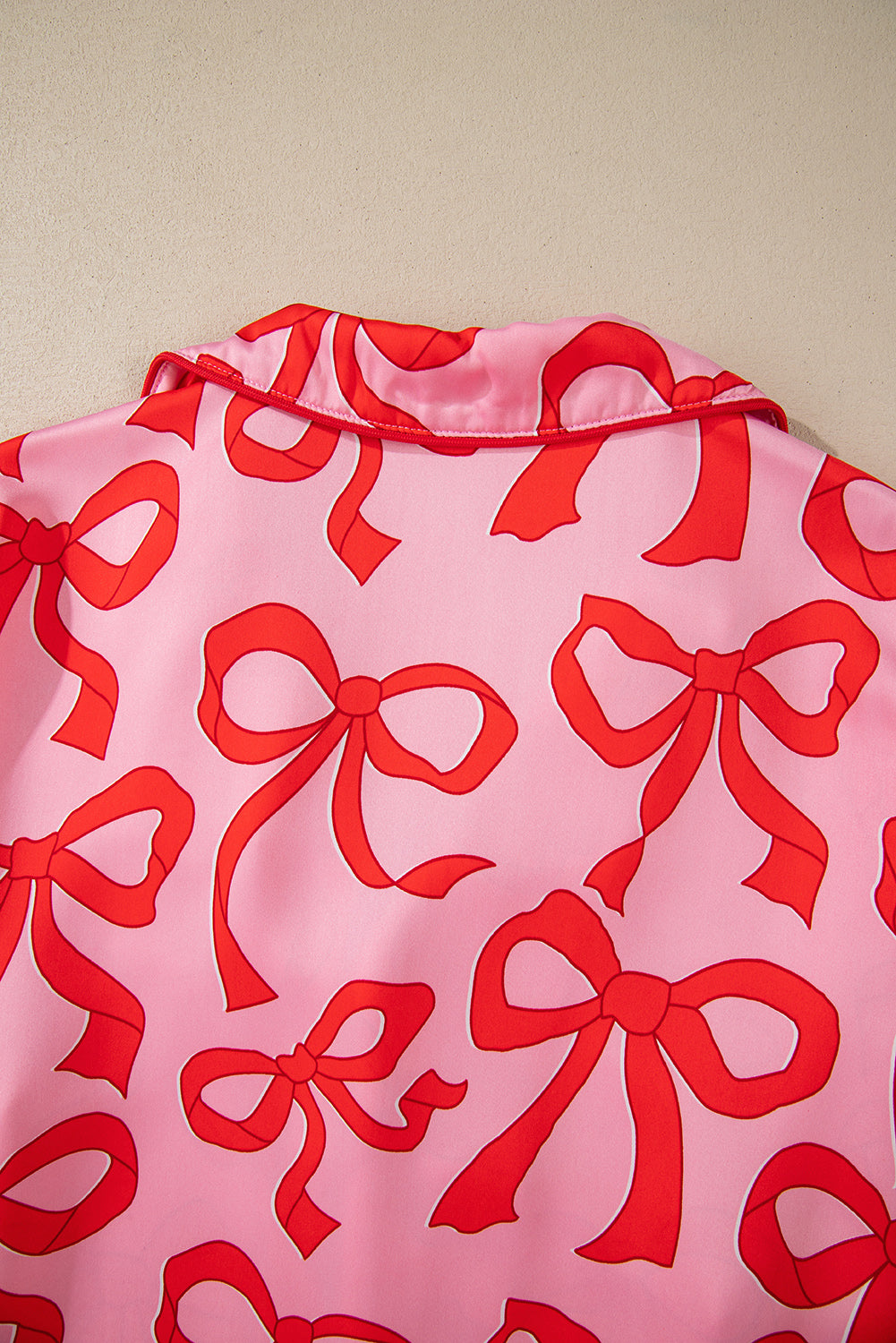 Pijama rosa de 2 piezas con estampado de lazos, estilo camisa y manga larga