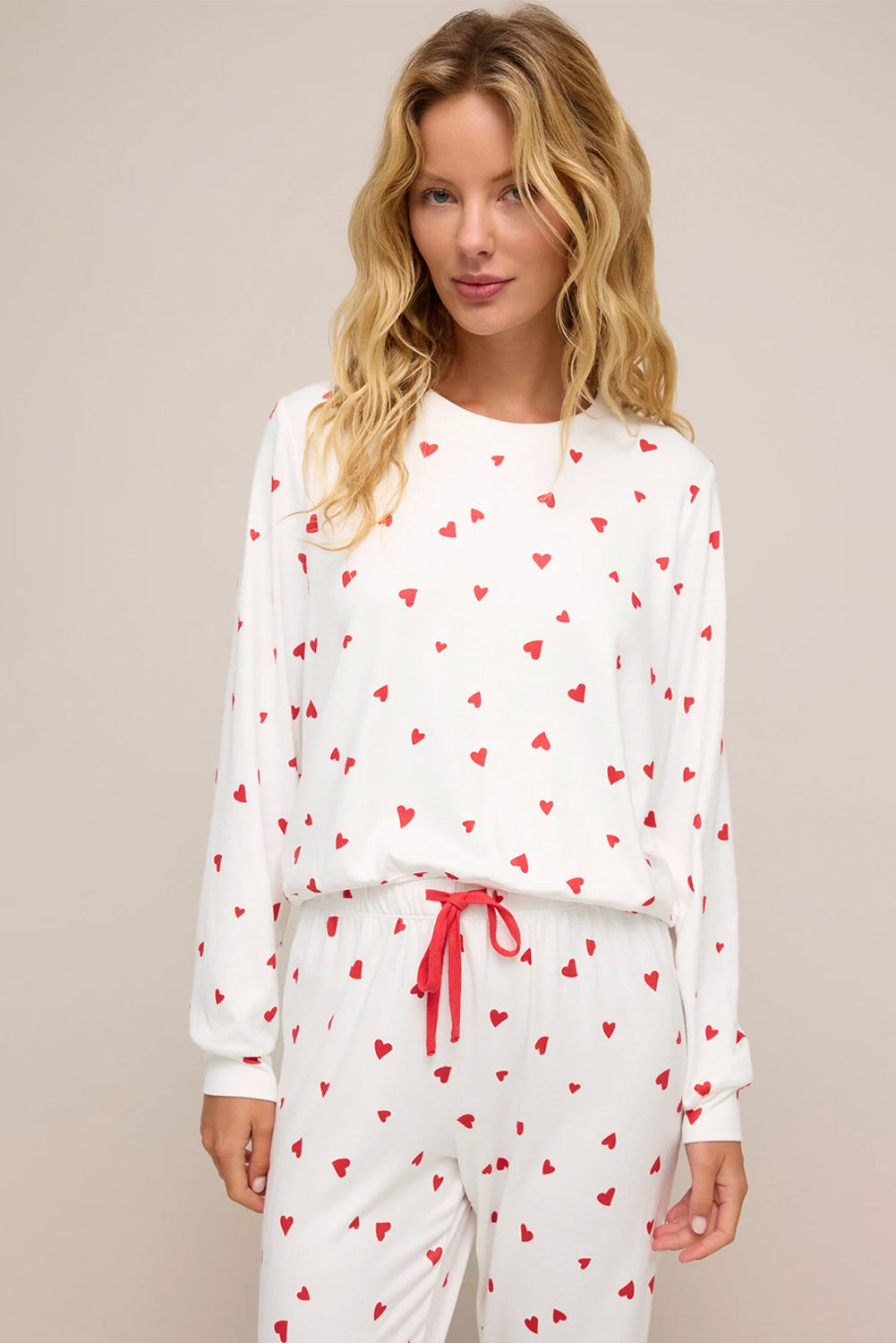 Conjunto de pantalón de salón con cordón y top de manga larga con estampado de pequeños corazones rojo fuego