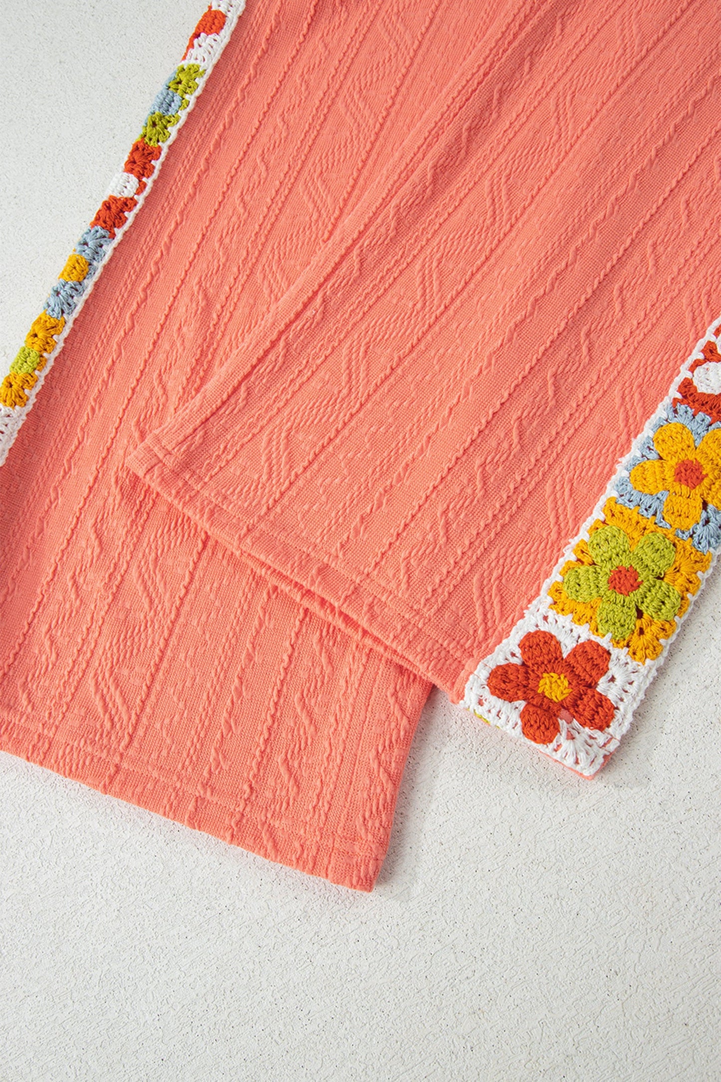 Conjunto de pantalón texturizado con escote en V y detalle floral tejido a ganchillo, color pomelo anaranjado