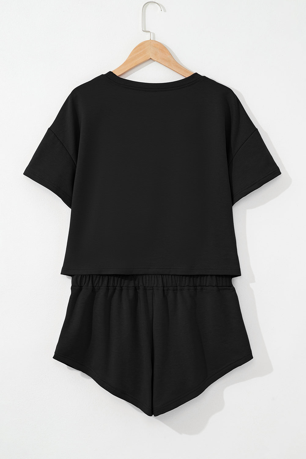 Conjunto de camiseta corta negra y minifalda pantalón de talle alto con volantes