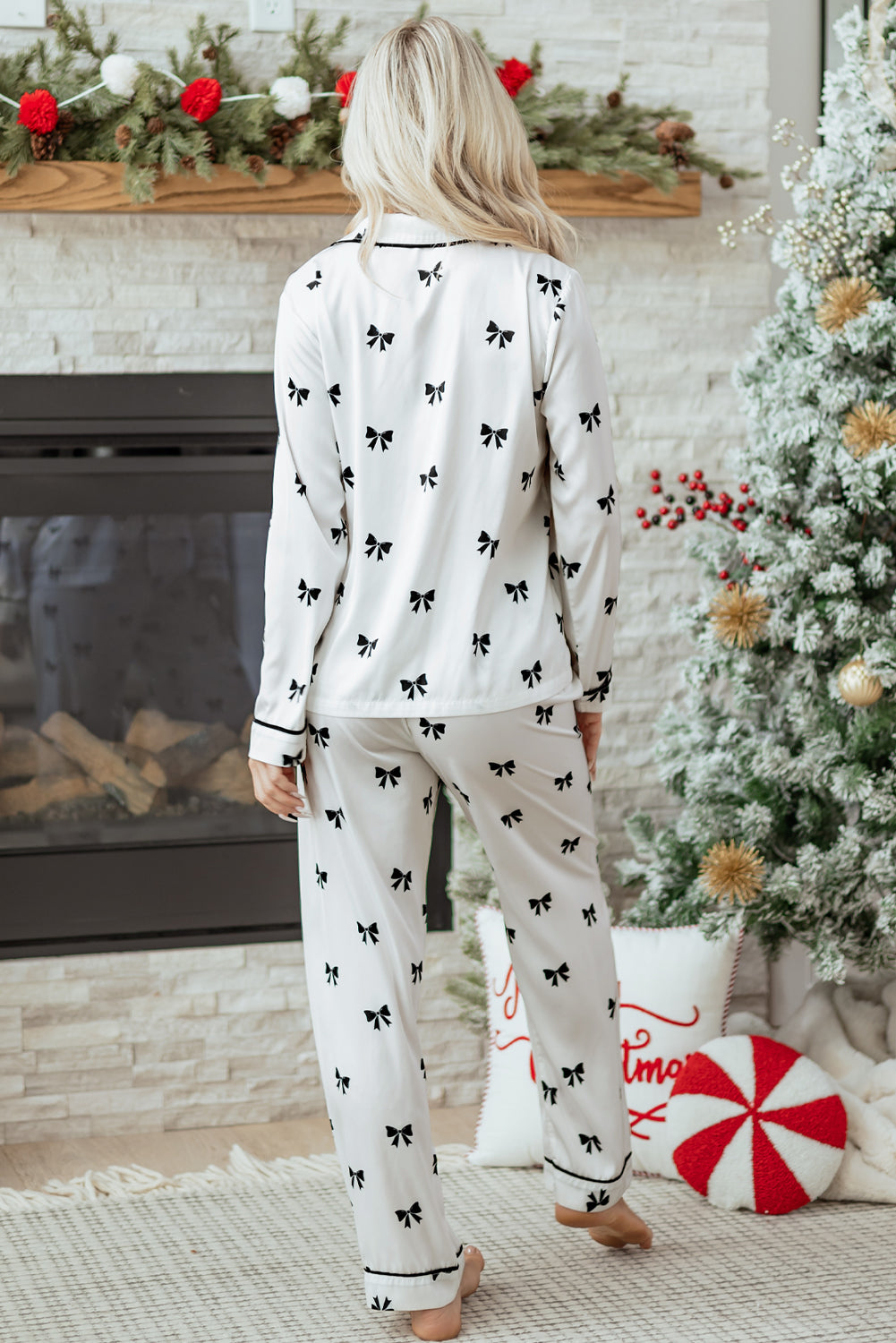 Pijama de dos piezas con estampado de lazos blancos